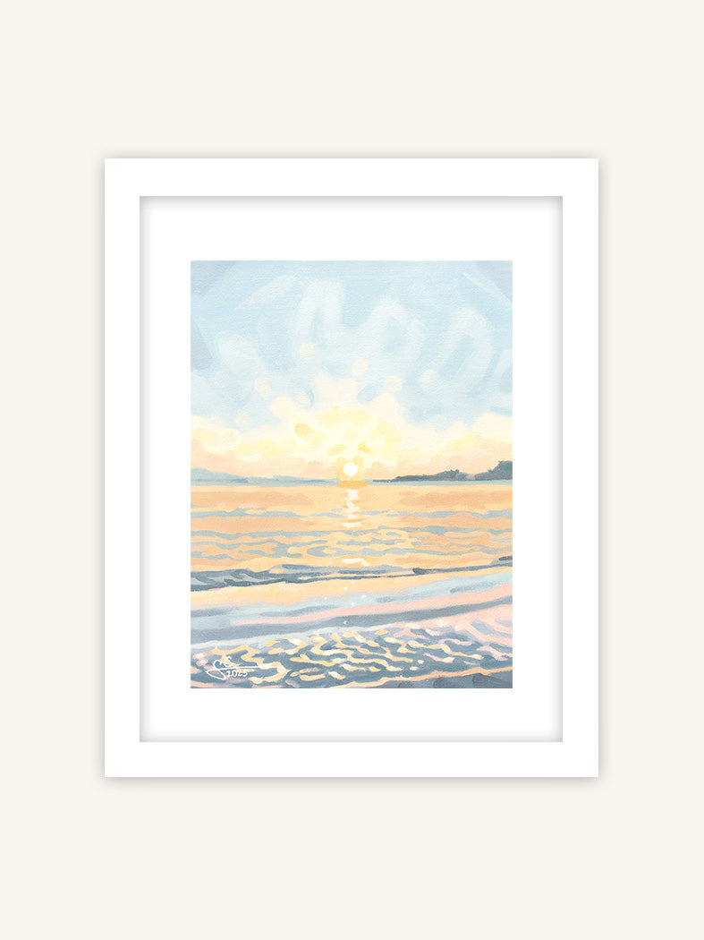 Toskana Strand Kunstdruck mit Sonnenuntergang über dem Meer, mediterranes Gemälde in weißem Rahmen und Passepartout