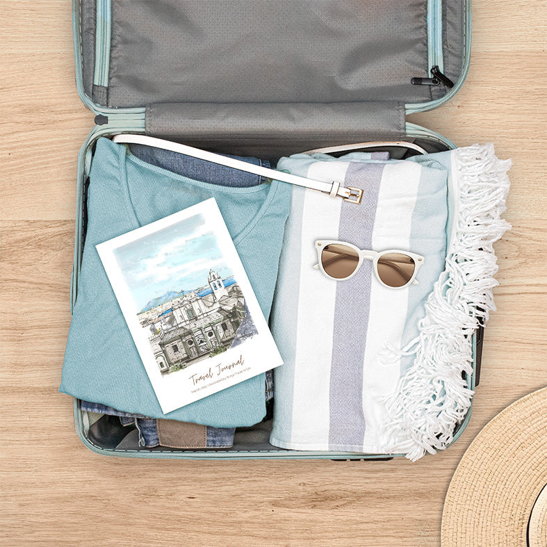 Reisetagebuch Italien mit handgezeichneter Illustration der Aussicht auf den Golf von Neapel, bereit für die Reise im Koffer
